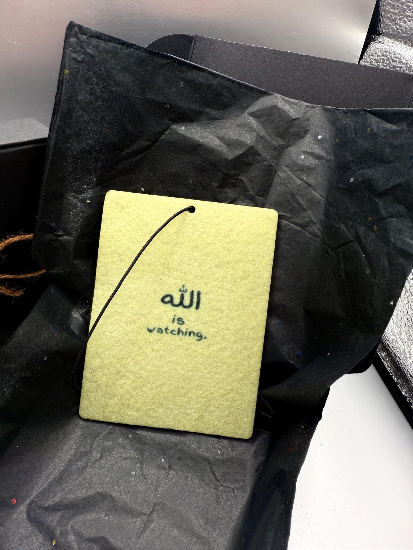 معطر جو للسيارة "الله يراقب" - خط عربي بسيط | معطر جو إسلامي مصنوع يدويًا
