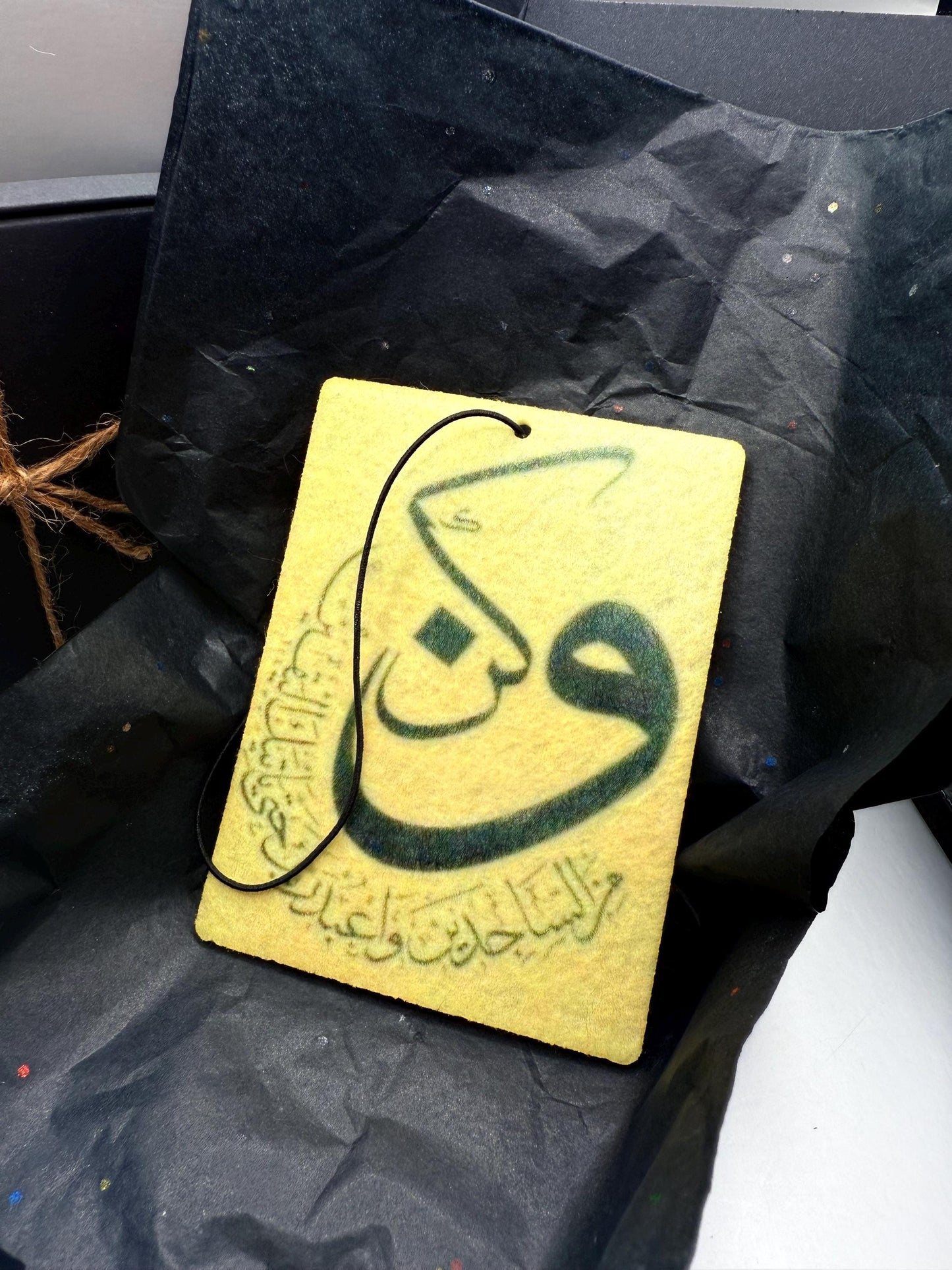 معطر السيارة بالخط العربي – "وفوقا كل ذي العلمين العليم" | معطر هواء إسلامي مصنوع يدويًا