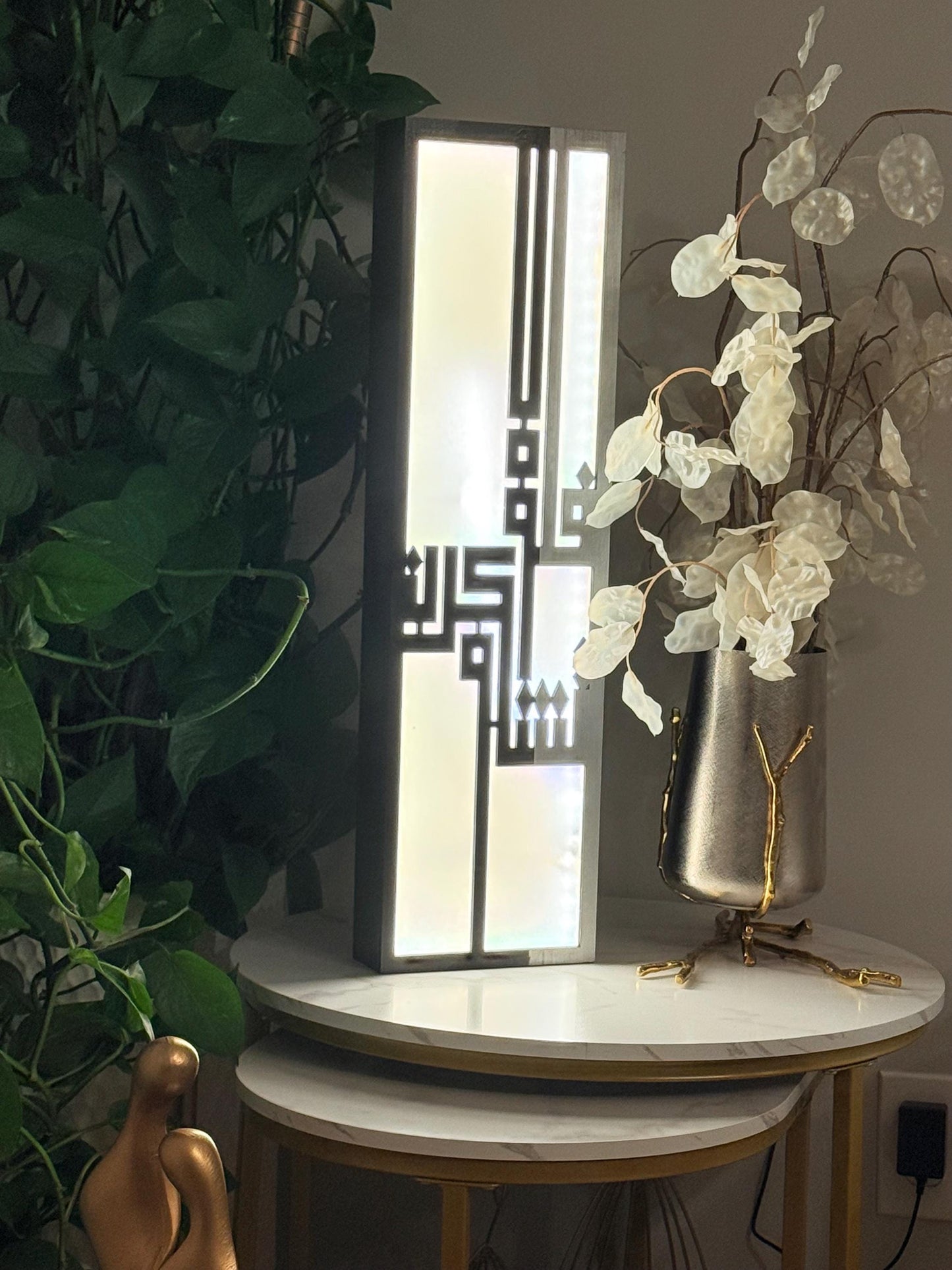 Elegant Arabic Table Lamp – Modern Islamic Calligraphy Light, Handmade Artistic Desk Lighting Decor