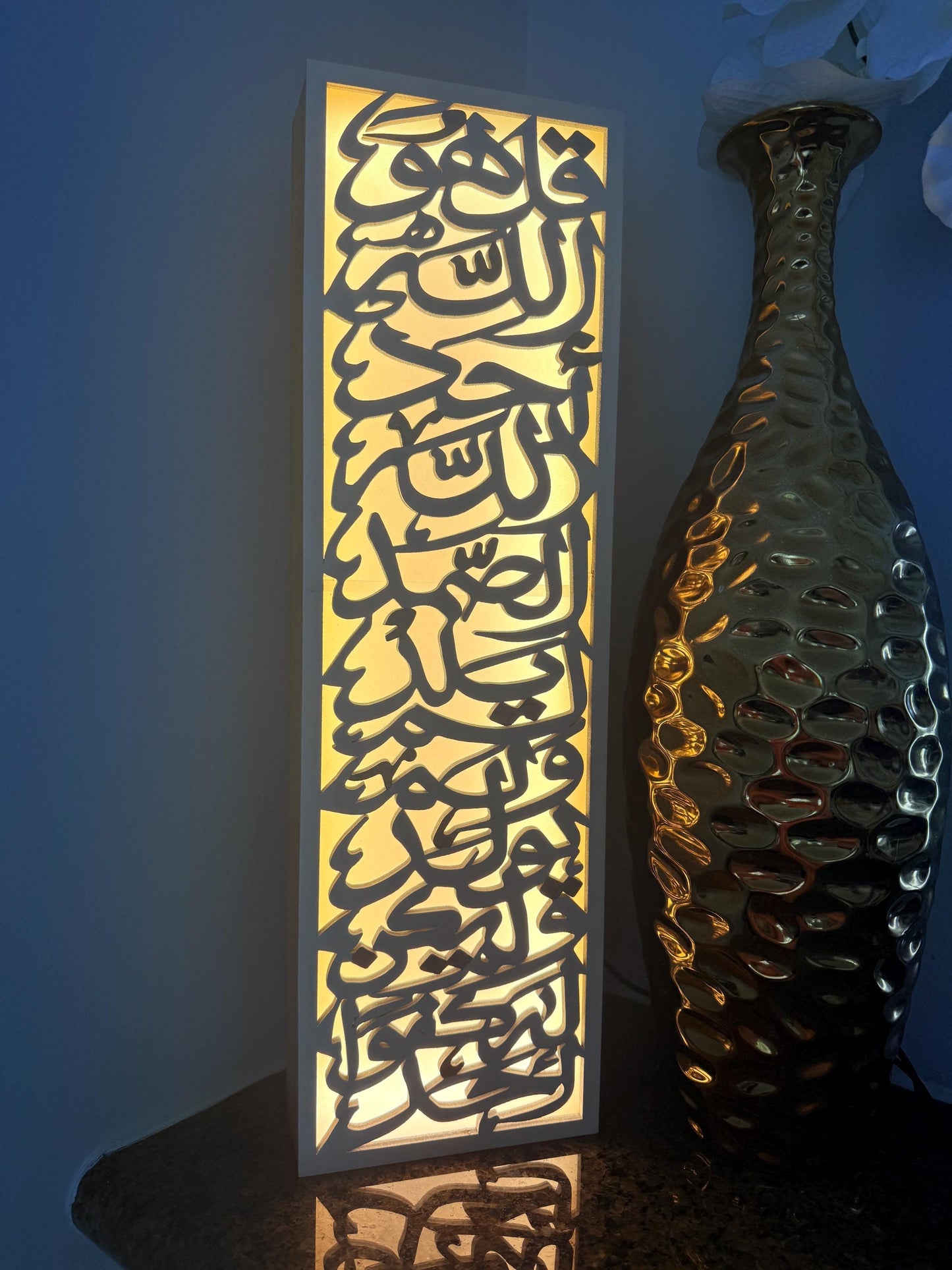 Elegant Arabic Table Lamp – LED Light with Surah Al-Ikhlas, Handmade Islamic Calligraphy Décor