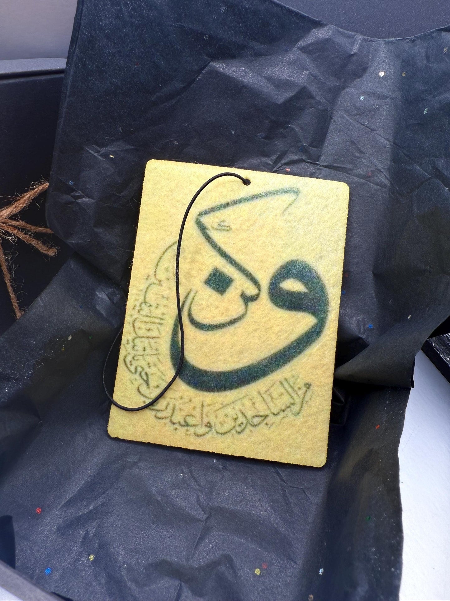 معطر السيارة بالخط العربي – "وفوقا كل ذي العلمين العليم" | معطر هواء إسلامي مصنوع يدويًا